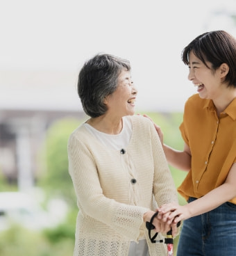 おばあさんと女性